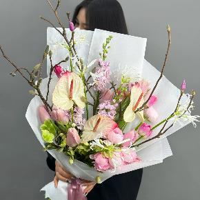 Авторский букет с антуриумами, ранункулюсами и цветущими ветками магнолии в Химках