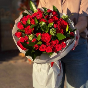Букет "Всё возможно" из кустовых роз, скиммии, роз Эль Торо и рускуса в Химках Букет "Всё возможно" из кустовых роз, скиммии, роз Эль Торо и рускуса в Химках