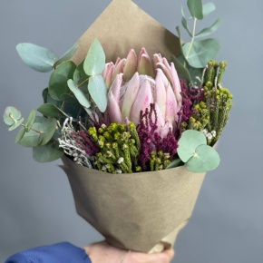 Букет "Капс" из протей и эвкалипта в Химках