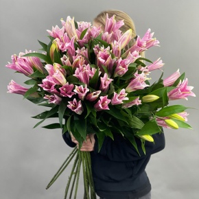 Букет из 17 розовых лилий в Химках