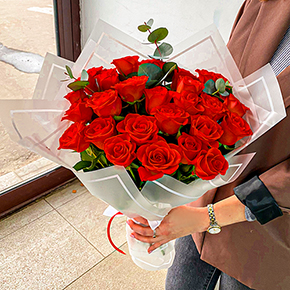 Букет из 25 красных роз с эвкалиптом в Химках