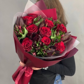 Букет "Татьяна" из красных роз Эквадор, альстромерии и сафари в Химках