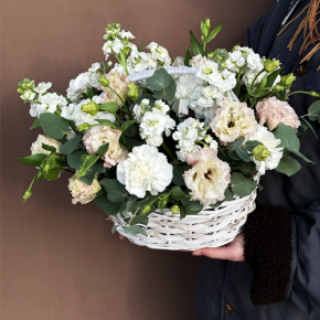 Композиция в корзине "Фея" из маттиол, диантусов, эустом и эвкалипта в Химках