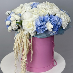 Композиция в шляпной коробке "Красотка" из пионов, гортензий, ранункулюсов, роз Эквадор, оксипеталума, диантусов и хризантем Ньютон  в Химках