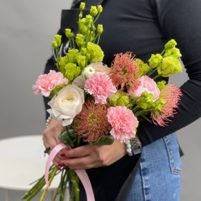 Букет "Фантастический" из ранункулюсов, лейко, эустом и диантусов в Химках