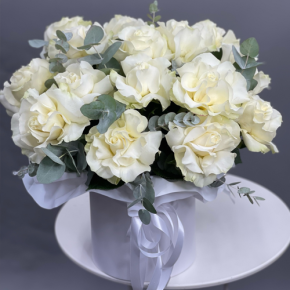 Композиция в шляпной коробке из роз Эквадор Мондиаль в Химках