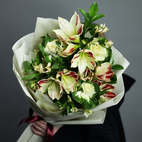 Букет "Феличита" из амариллисов, альстромерий и брассики в Химках
