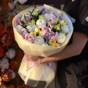 Букет "Секрет" из ароматных маттиол, диантусов, кустовых пионовидных роз и хризантем Момоко в Химках