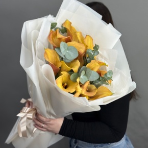 Букет из 17 оранжевых калл с эвкалиптом в Химках