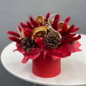 Композиция в шляпной коробке "Глинтвейн" из шишек, корицы и лагуруса в Химках