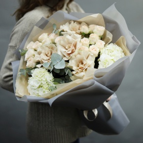 Букет "Вайб" из роз Эквадор Квиксенд, гортензии и кустовых роз в Химках