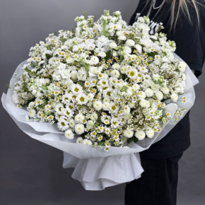 Букет "Эдем" из хризантем, маттиол и ромашек в Химках