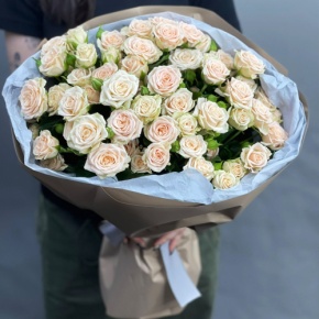 Нежный букет из 17 кремовых кустовых роз (60 см) в Химках