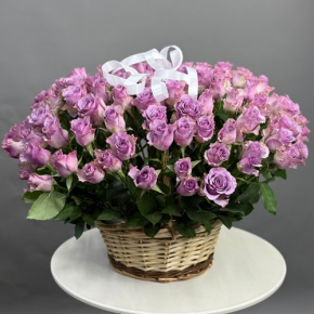 Композиция в корзине из 131 кенийской розы (40 см) в Химках