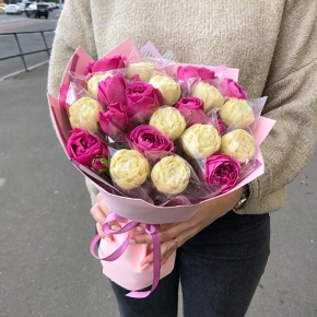 Букет из шоколадных пионов и кустовых пионовидных роз (40 см) в Химках Букет из шоколадных пионов и кустовых пионовидных роз (40 см) в Химках