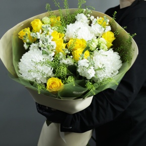 Букет "Фисташка" из роз, хризантем и маттиол в Химках