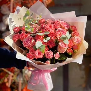 Букет "Деко" из кустовых коралловых роз и роз Софи Лорен в Химках