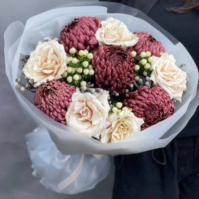 Букет "Всё что тебе касается" из хризантем Бигоуди, роз Эквадор Квиксенд и гиперикума в Химках