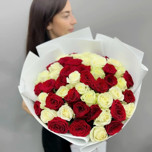 Букет из 51 красно-белой розы 70 см в Химках