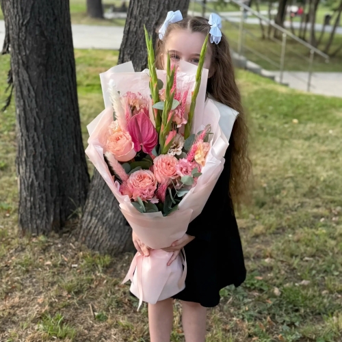 Букет на 1 сентября с гладиолусами, розами и антуриумом в Химках