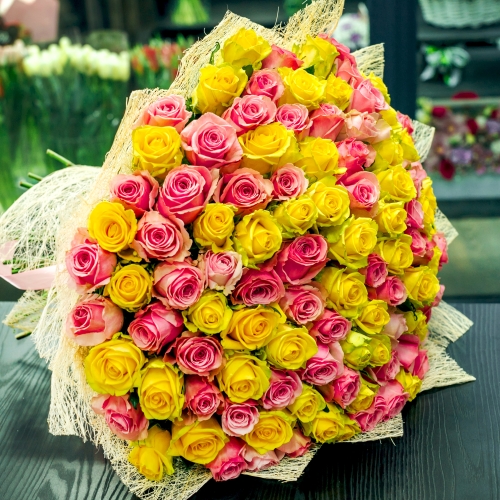 Букет из 101 розовой и лимонной розы (50 см) в Химках