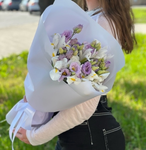 Букет "Вива ла дива" из эустом и ирисов в Химках Букет "Вива ла дива" из эустом и ирисов в Химках
