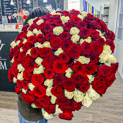 Букет 151 роза красный и белый микс (60 см) в Химках