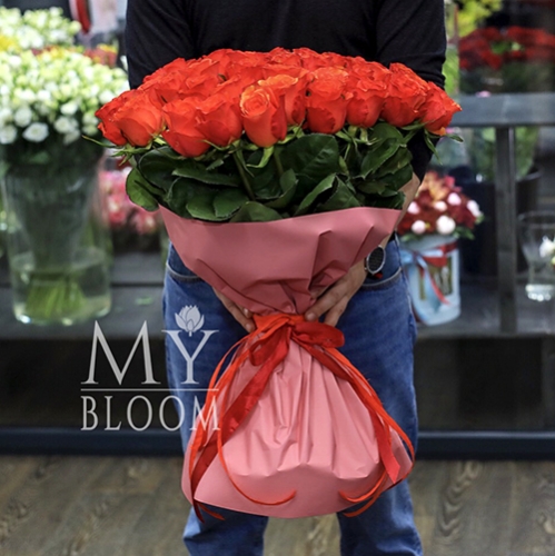 Букет 51 коралловая роза (60 см) в Химках