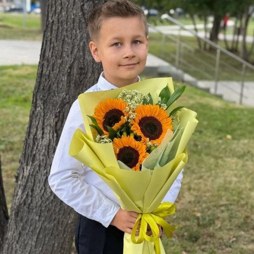 Букет на 1 сентября из 3 подсолнухов и лимониума в Химках