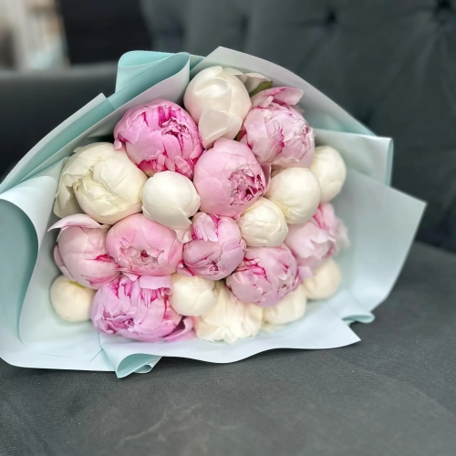 Микс из 19 бело-розовых пионов в Химках