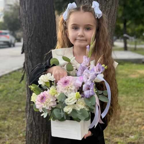 Композиция с георгинами на 1 сентября в белом ящике в Химках
