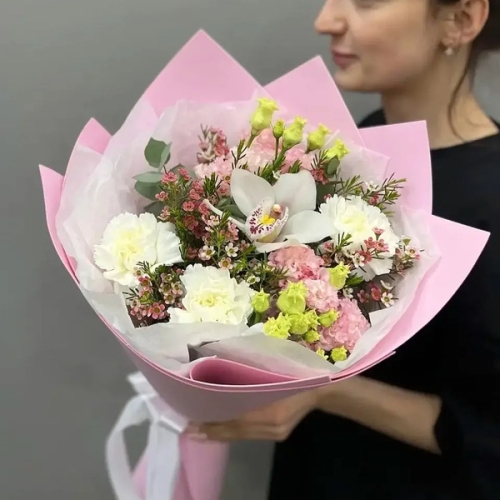 Букет с королевской орхидеей, диантусами, эустомой и шамелациумом в Химках