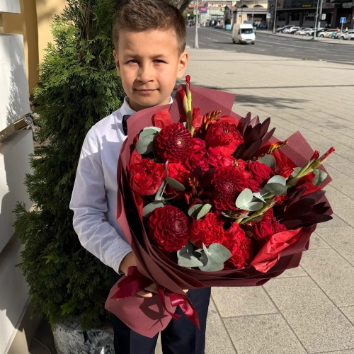 Букет с георгинами, розами и леукадендроном в Химках